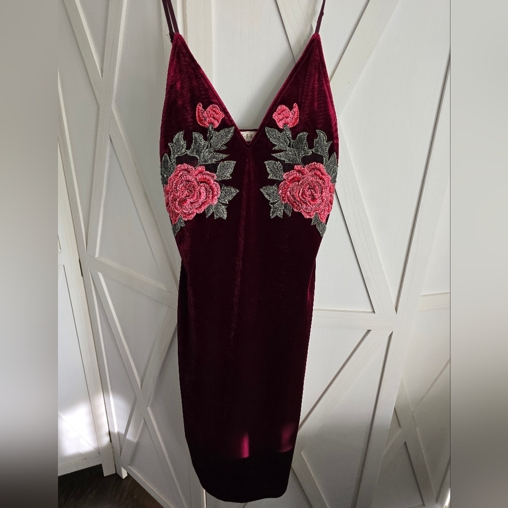 KTOO Burgandy Velvet Midi Dress With Rose Embroidery - Picture 4 of 9